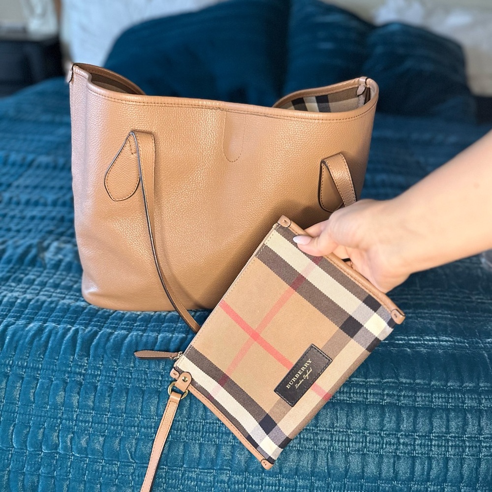Burberry
Honeybrook Tote Leather Medium - Picture 7 of 13